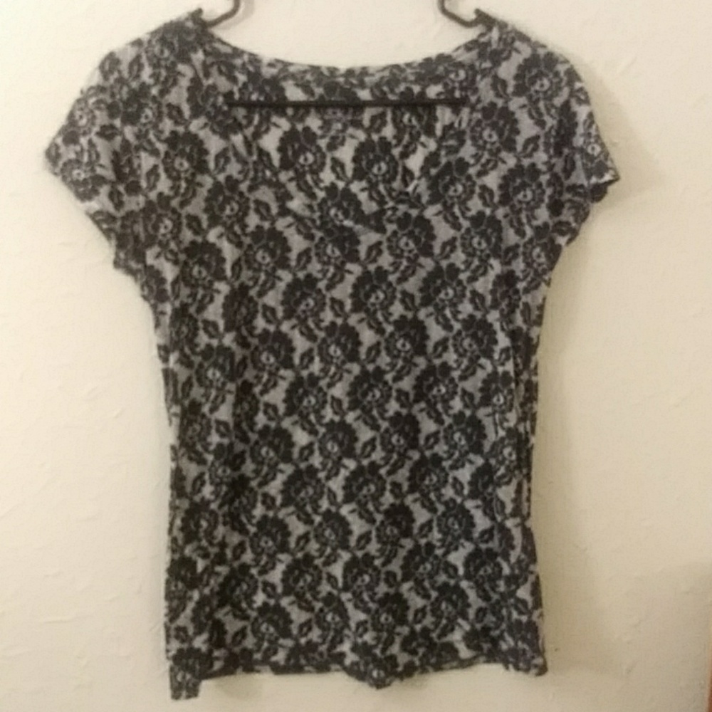 Grey t-shirt with black roses
